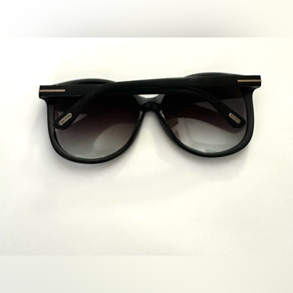Tom Ford Black Wayfarer Sunglasses Timeless Design - Picture 2 of 4